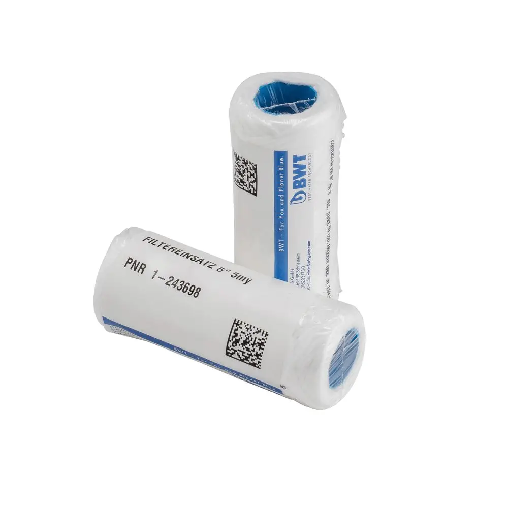 Zwei Rollen Filtereinsätze von BWT, verpackt in Kunststoff, mit weißem Etikett und blauer Schrift. Sichtbare QR-Codes auf der Verpackung.